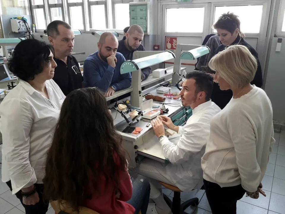 Taller de articulador en la mesa de trabajo — Italia